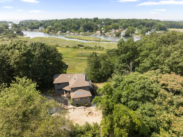 18 Spice Bush Lane, Branford, CT 06405