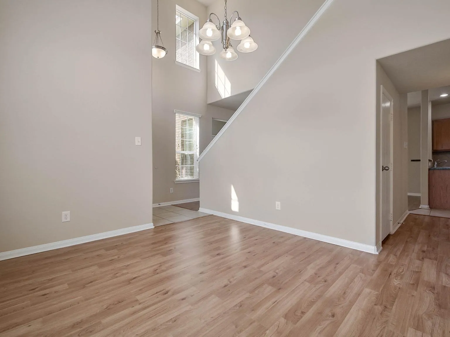 3 bed, 3.5 bath, 2082 sqft, $2,300 — Photo 4