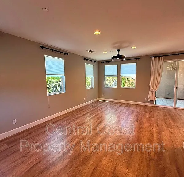 490 Palisade Dr — Photo 2