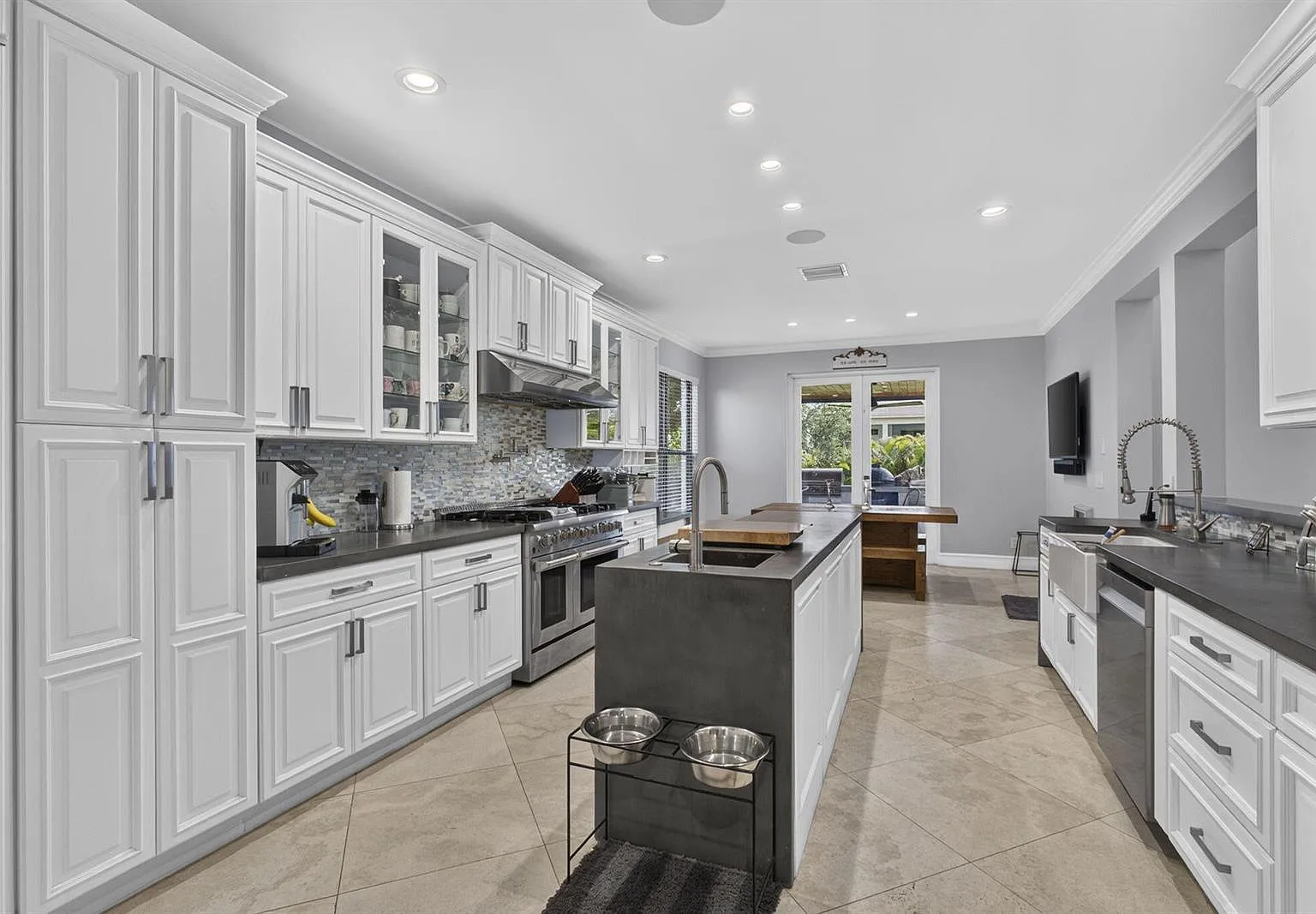 6 bed, 4.5 bath, 4297 sqft, $8,499 — Photo 2