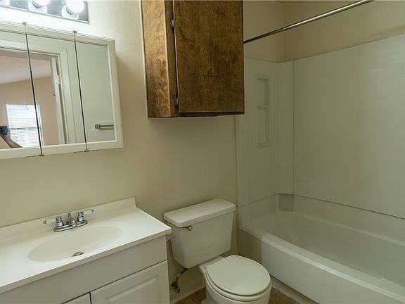 4th image of 2511 Hickory Dr