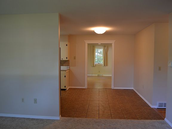 5th image of 903 Woodlawn Ave