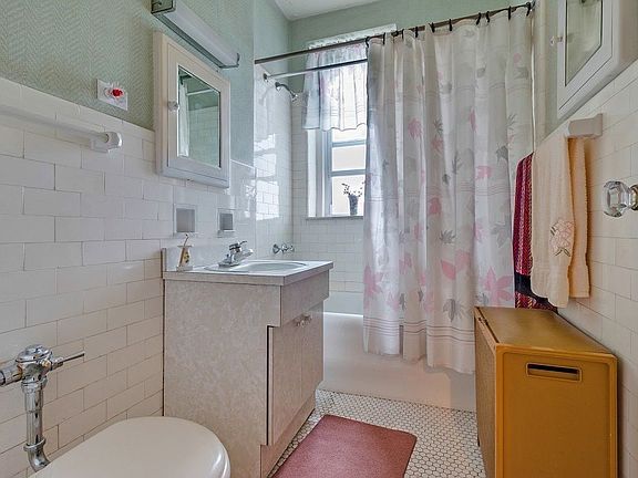 5th image of 728 41st St APT 3D