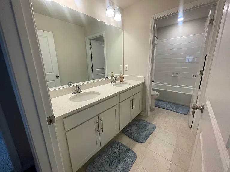 Upstairs full bathroom (between rooms)