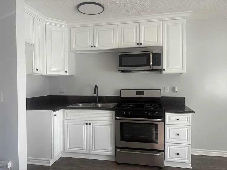 Tropical Breeze Apartments — Photo 5
