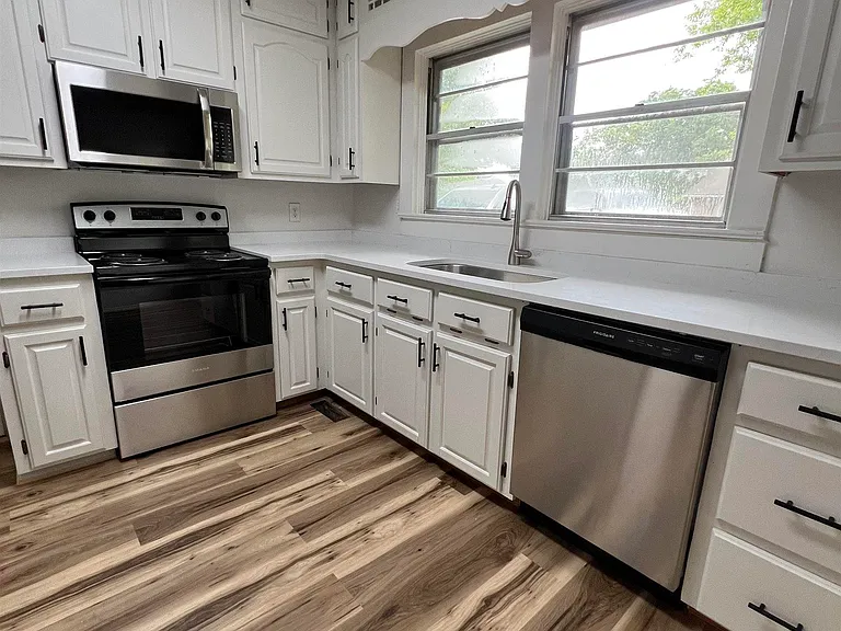 905 Lynn Dale Ln — Photo 1