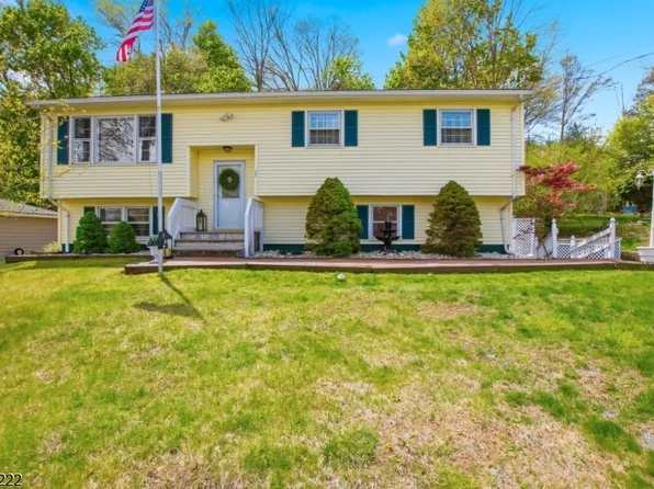 22 Holiday Dr, Hopatcong Boro, NJ 07843