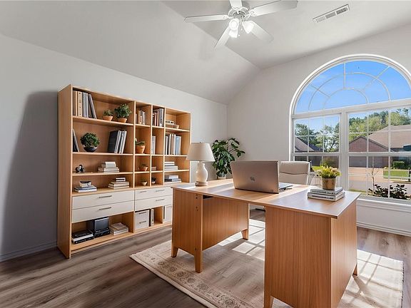 5th image of 303 W Camden Dr