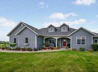 9843 Dutch Creek Dr, Anamosa, IA 52205