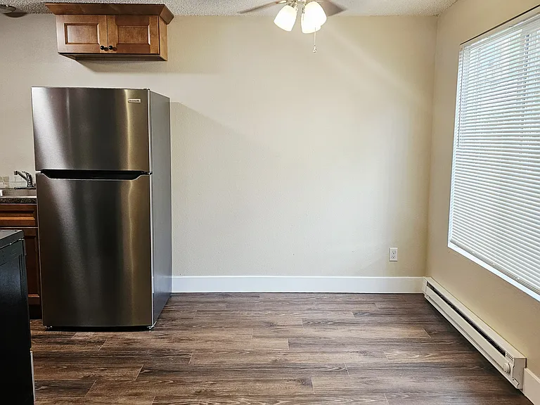 1561 N Manzanita St — Photo 2