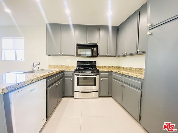 5th image of 1037 Bay St #4