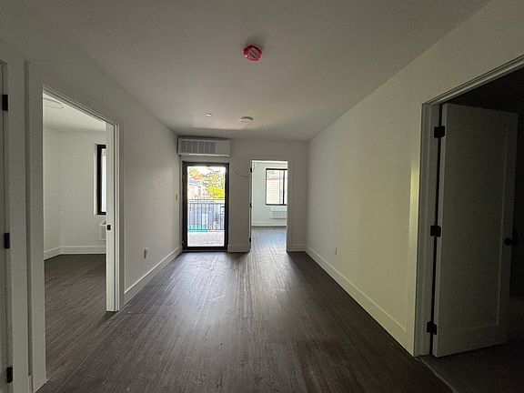 4th image of 2757 Fulton St #3B