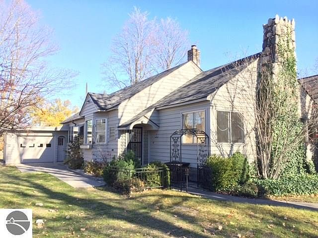 1st image of 215 E 9th St