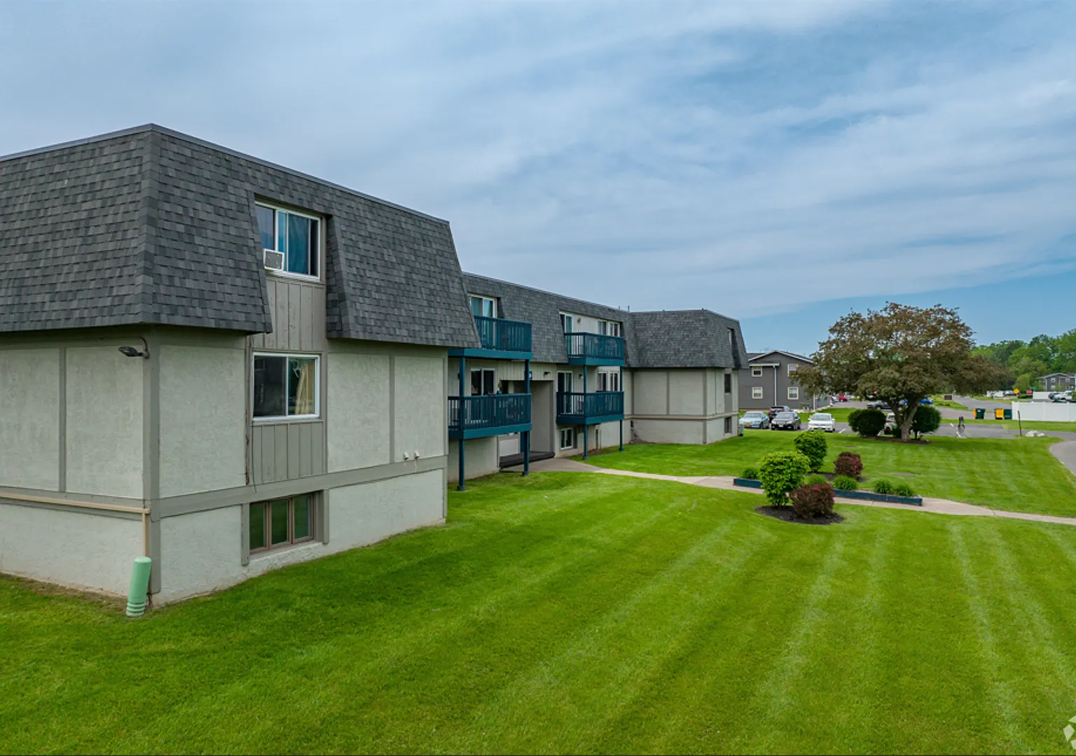 Wellington Manor Apartments — Photo 3