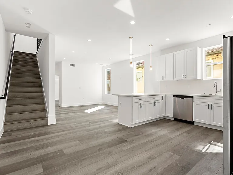 1034 N Oxford Ave — Photo 35