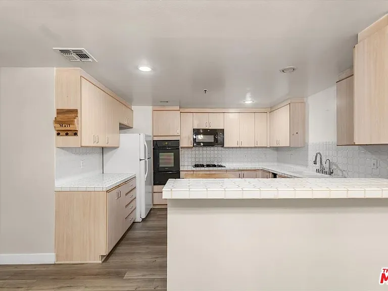 5350 White Oak Ave #209 — Photo 8