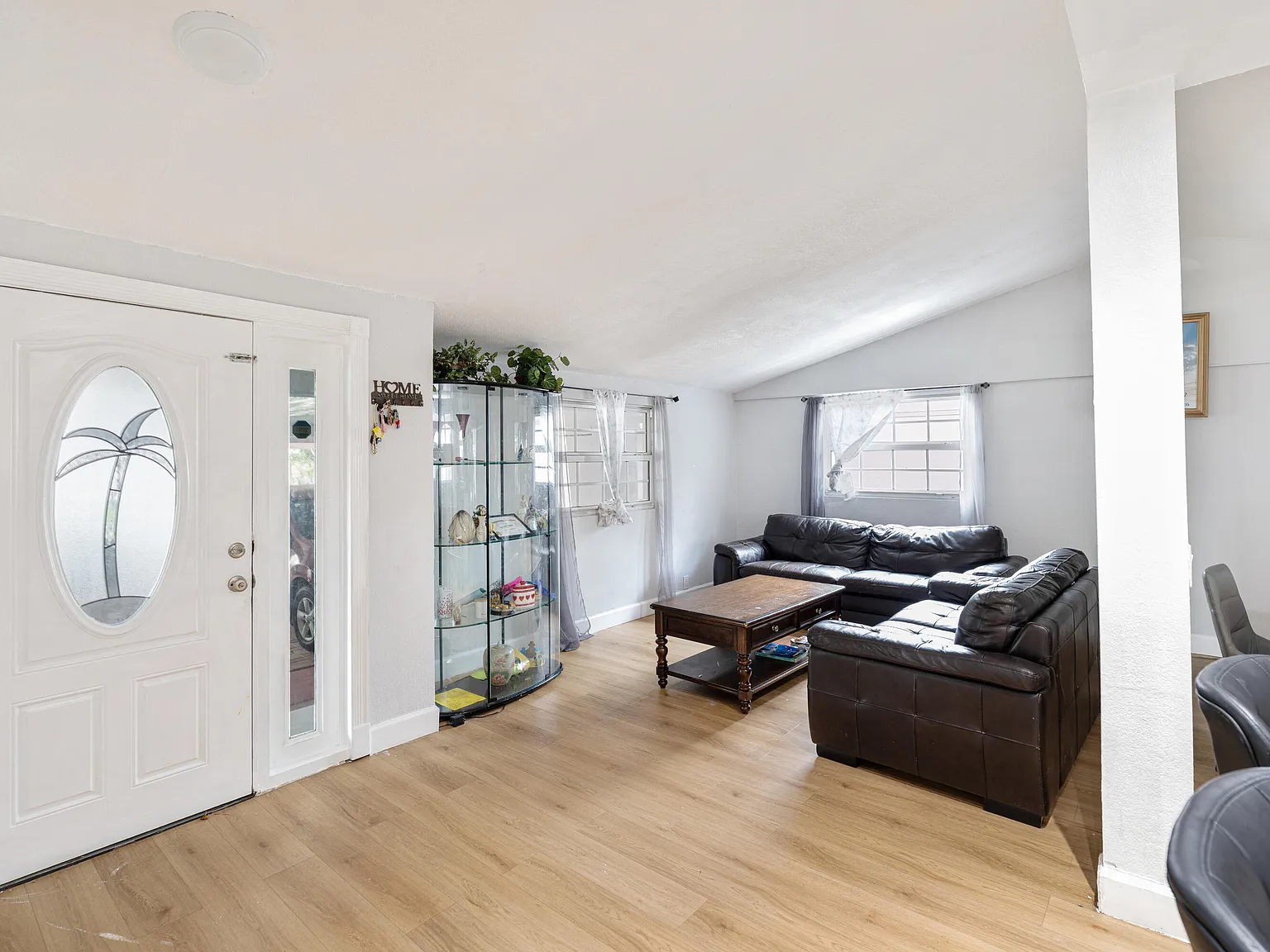 3 bed, 2.0 bath, 1140 sqft, $3,800 — Photo 3