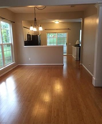 3rd image of 3535 Laurenhurst Ln