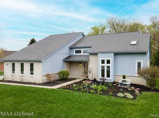 993 Ridgeview Cir, Lake Orion, MI 48362