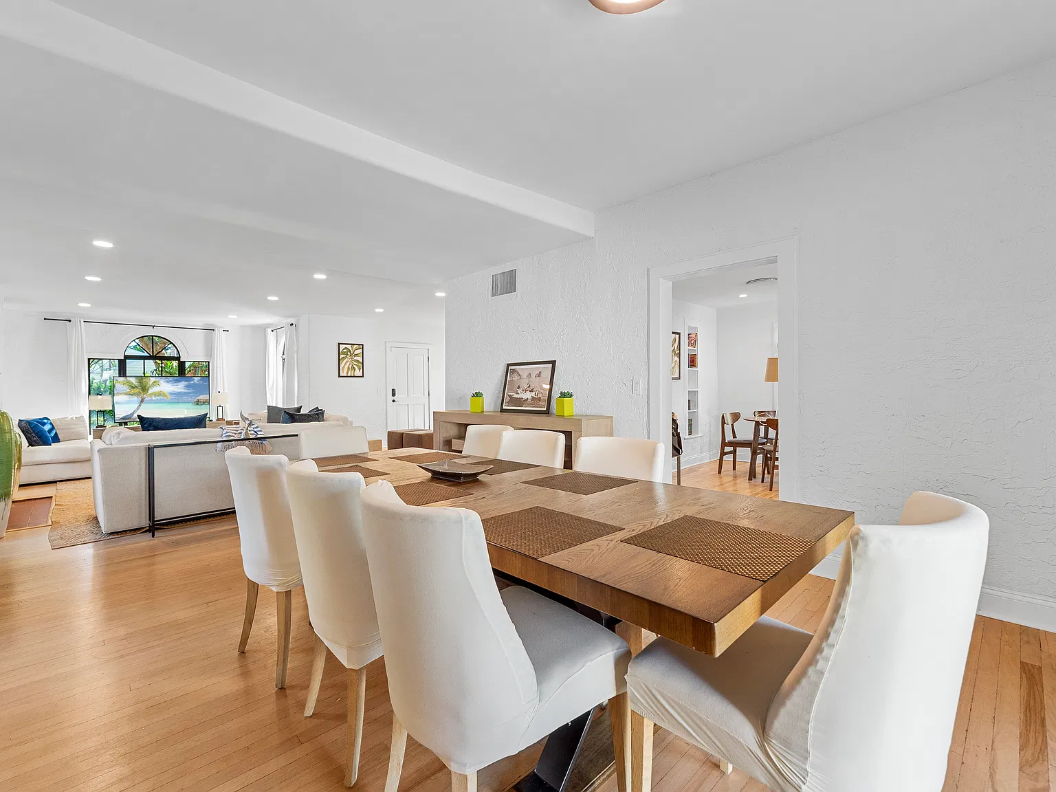 4 bed, 2.5 bath, 2616 sqft, $7,000 — Photo 2