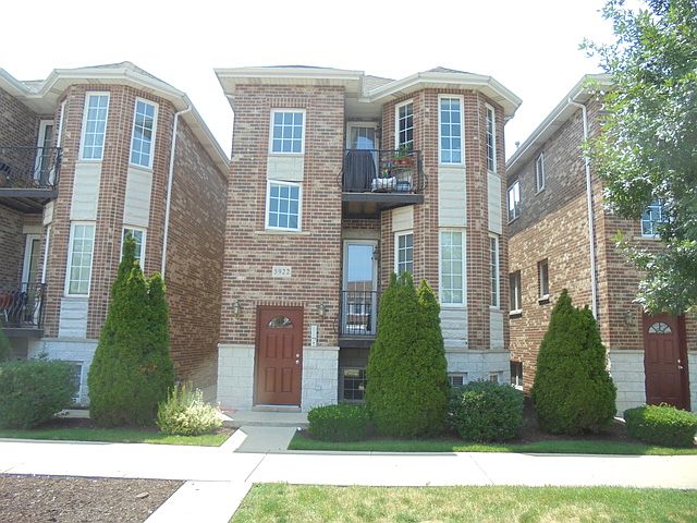1st image of 5922 N Milwaukee Ave Unit 2