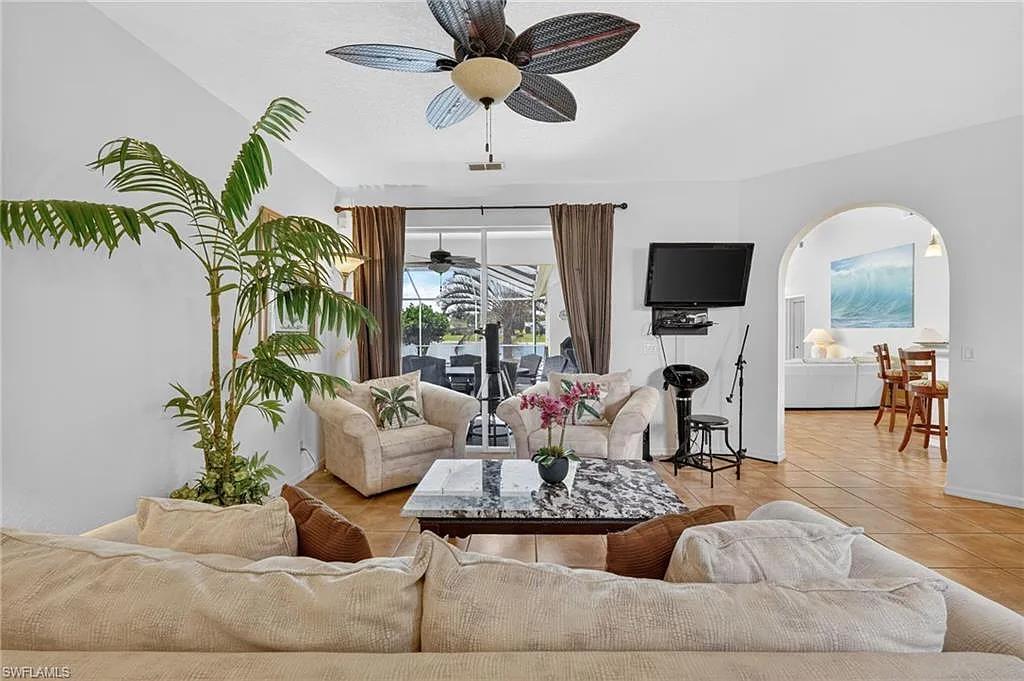 4 bed, 3.0 bath, 2352 sqft, $4,950 — Photo 3