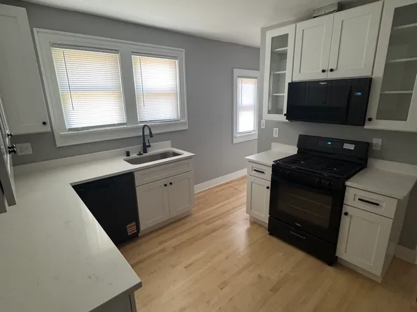 2183 N 72nd St, Wauwatosa, WI 53213