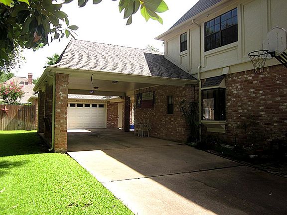 2 car porte cochere and over sized 2 car garage