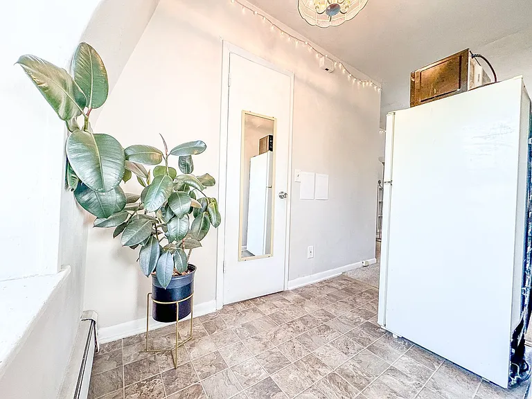 152 E Johnson St — Photo 3