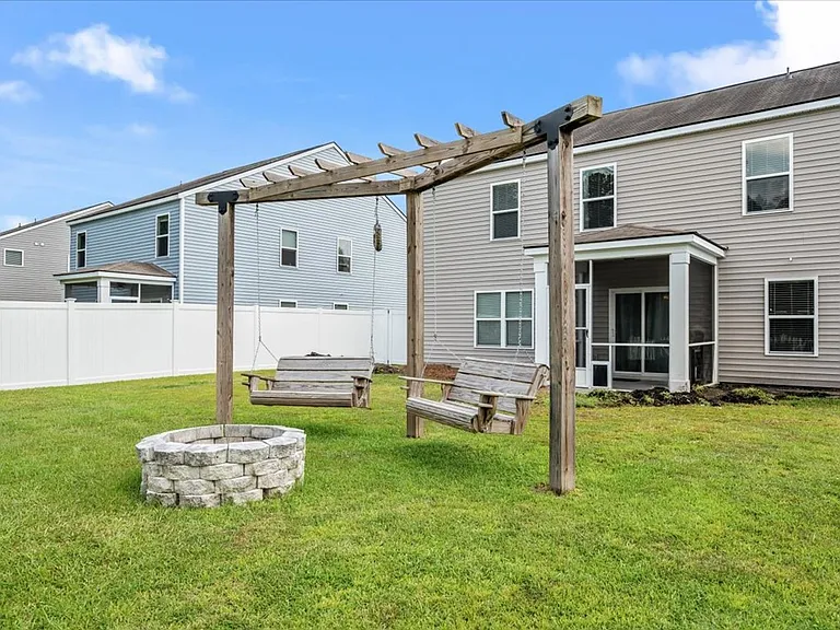 4 Gardenia Dr — Photo 32