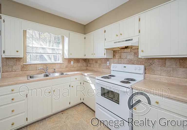 504 Roselle Ln — Photo 11