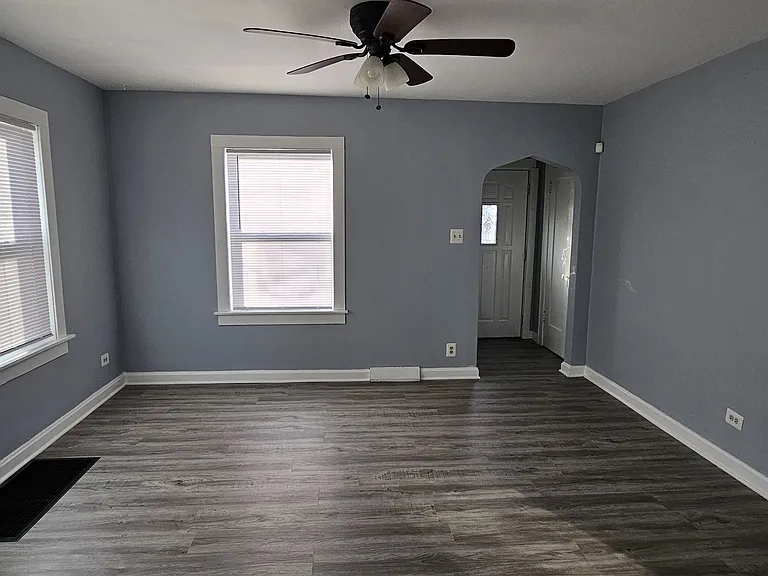 1327 Lincoln St — Photo 4