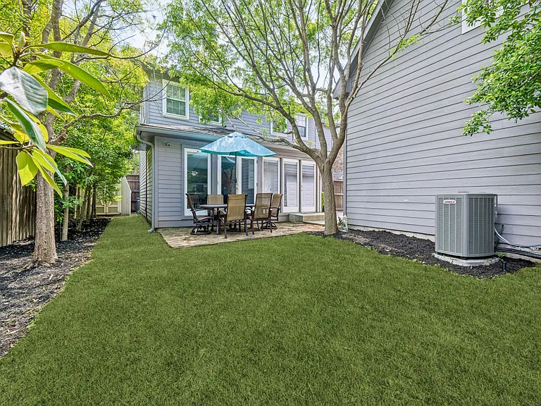 4556 Belclaire Ave — Photo 64