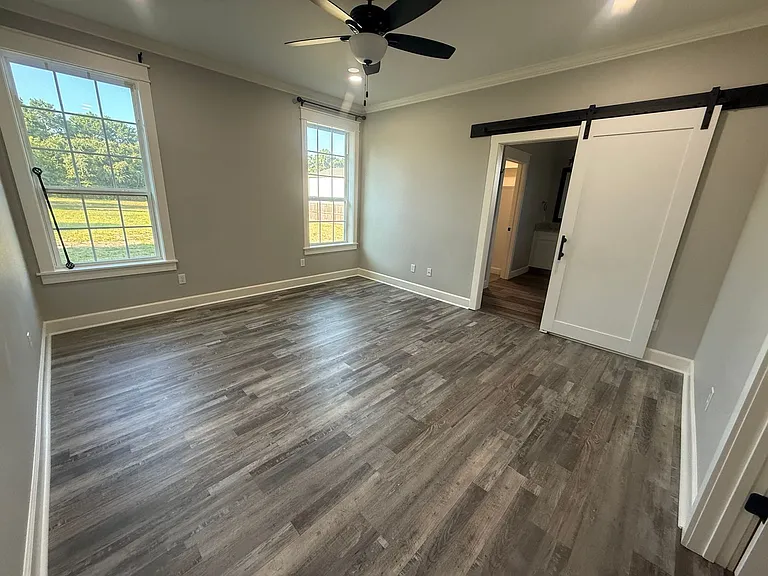 323 Eastdale Ln — Photo 5
