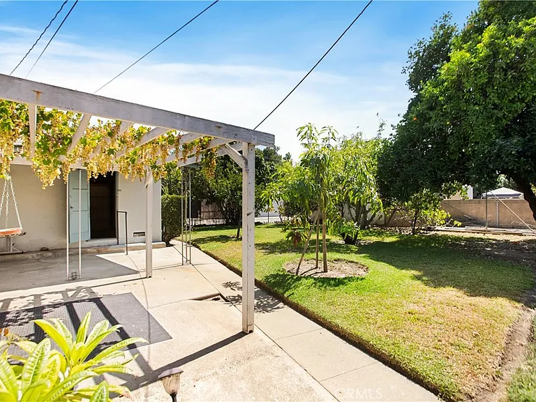 556 N Sunset Ave — Photo 22