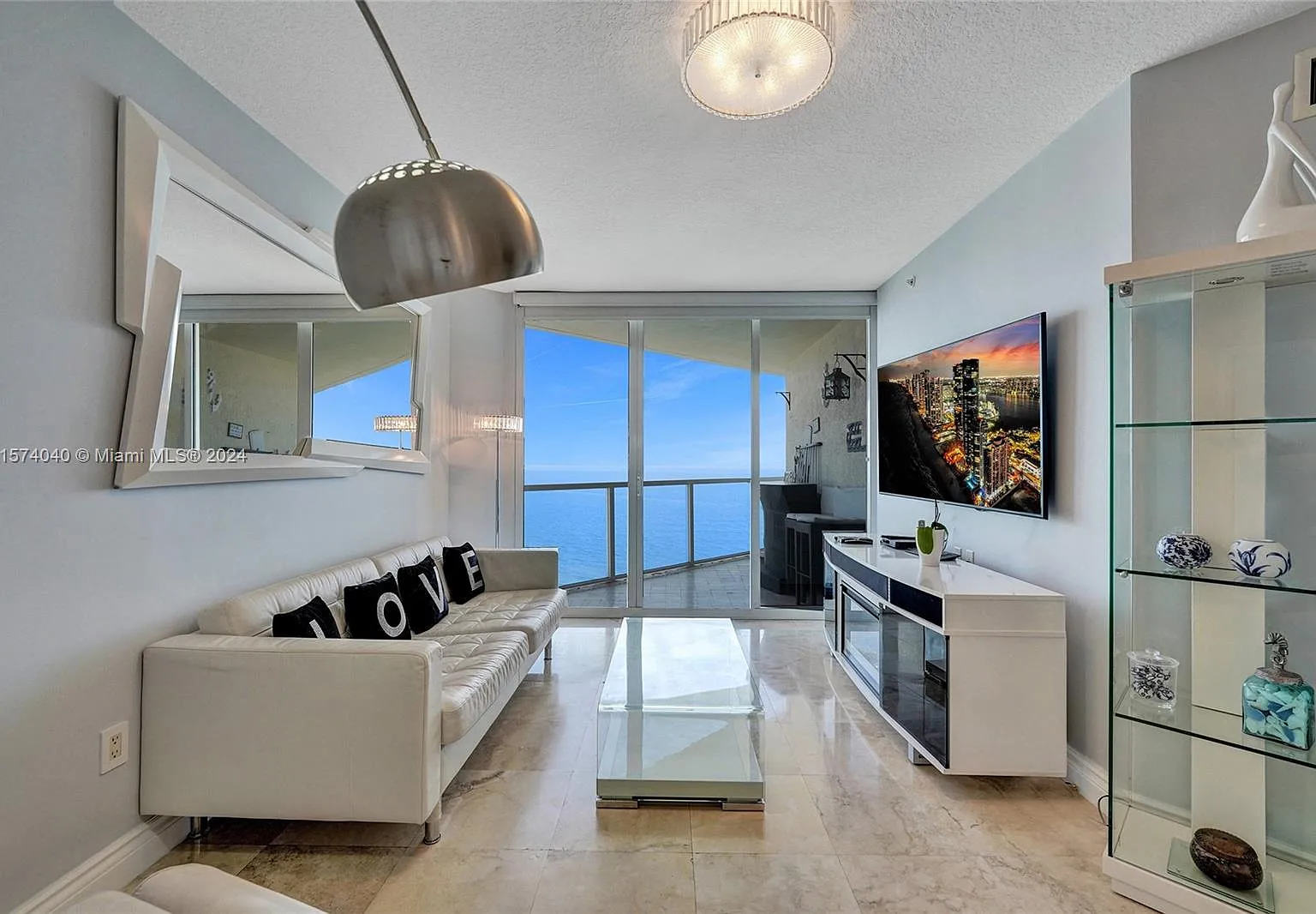 La Perla Condo — Photo 1