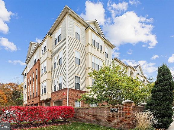 2nd image of 2550 Kensington Gdns Unit 107