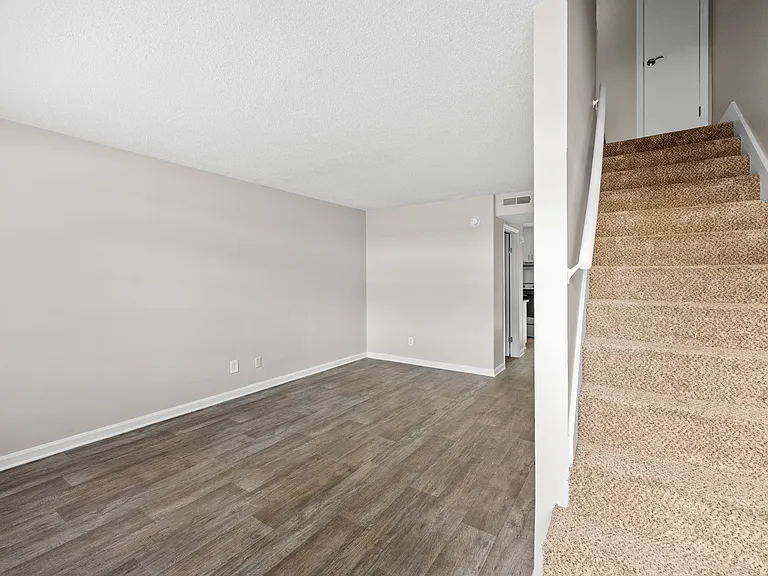Country Club Apartments — Photo 17