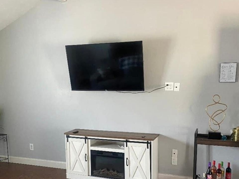 1st image of 4005 Hedges Ave #405