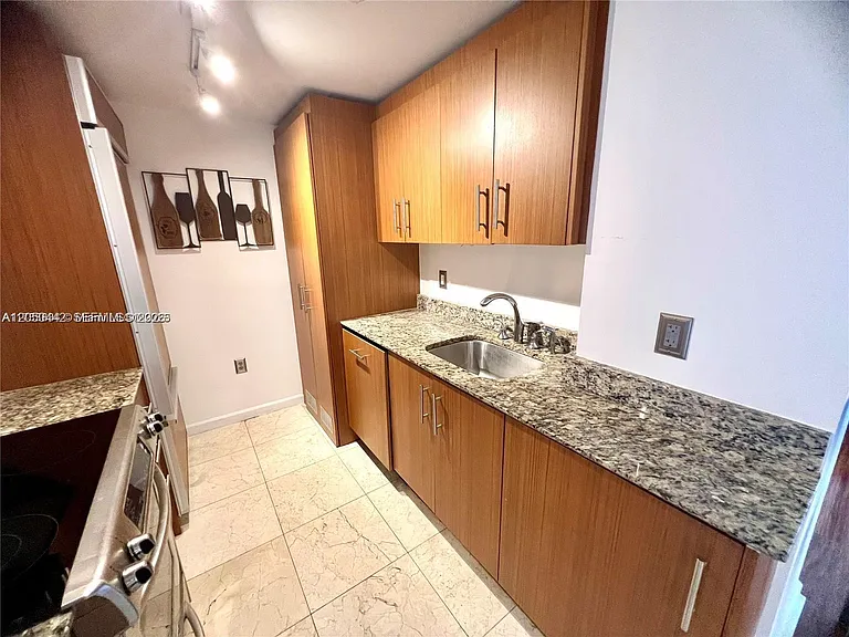 10275 Collins Ave #323 — Photo 9