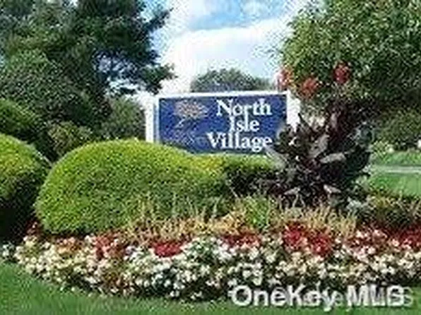 137 Pointe Circle N. #137, Coram, NY 11727