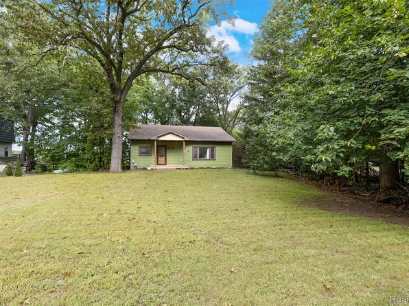 8720 River Valley Rd, Brighton, MI 48116