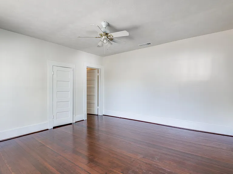 210 E Standifer St — Photo 15