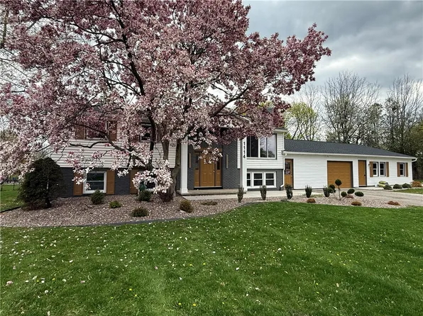 1114 Parkside Dr, Webster, NY 14580