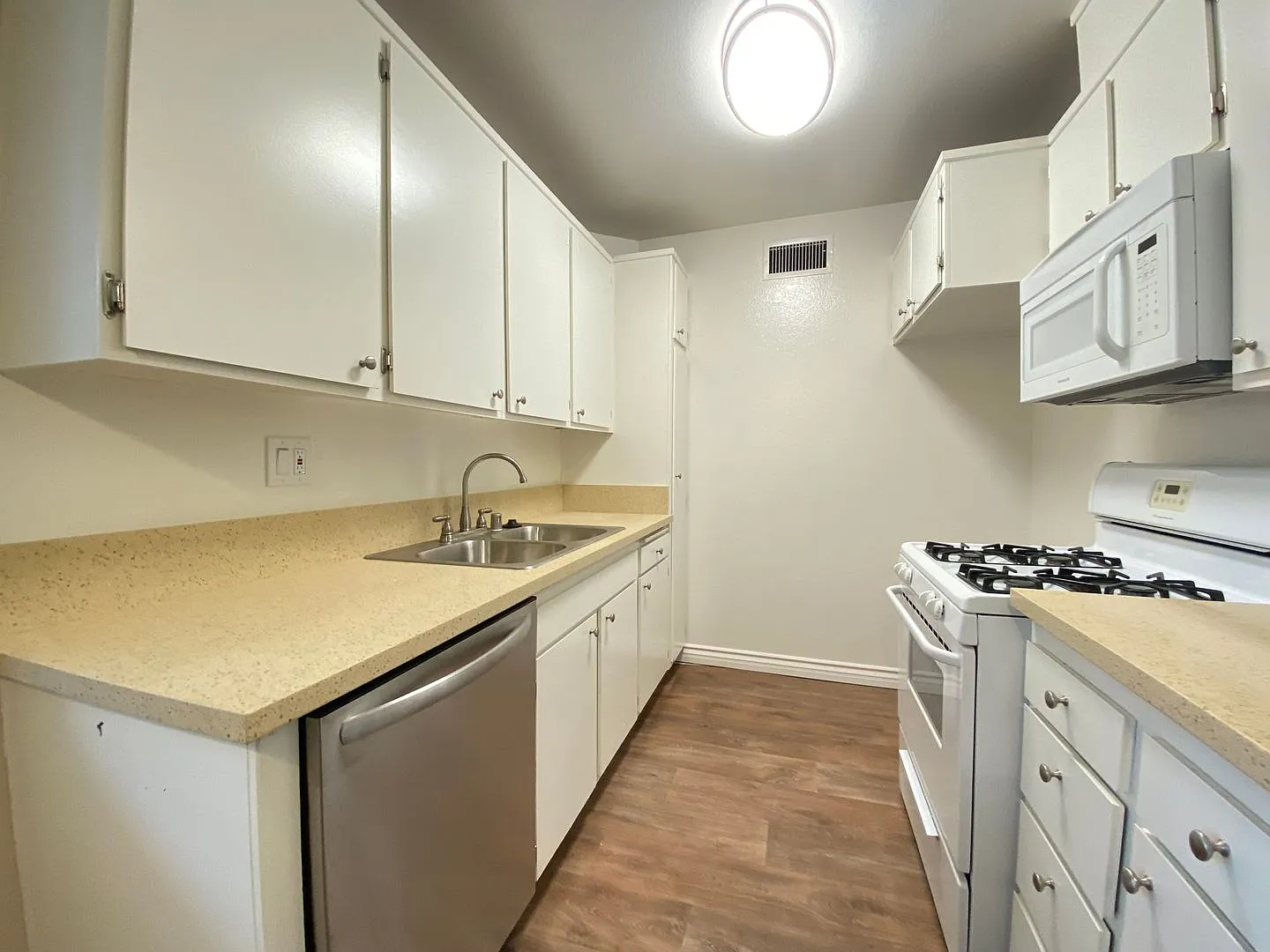 Ben Lomond Apartments — Photo 2