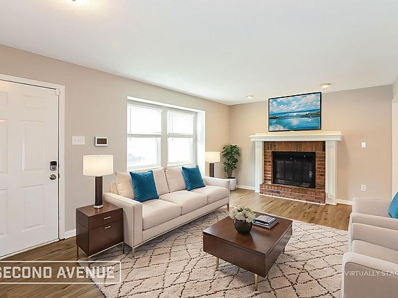 4th image of 701 SE Redwood Ln