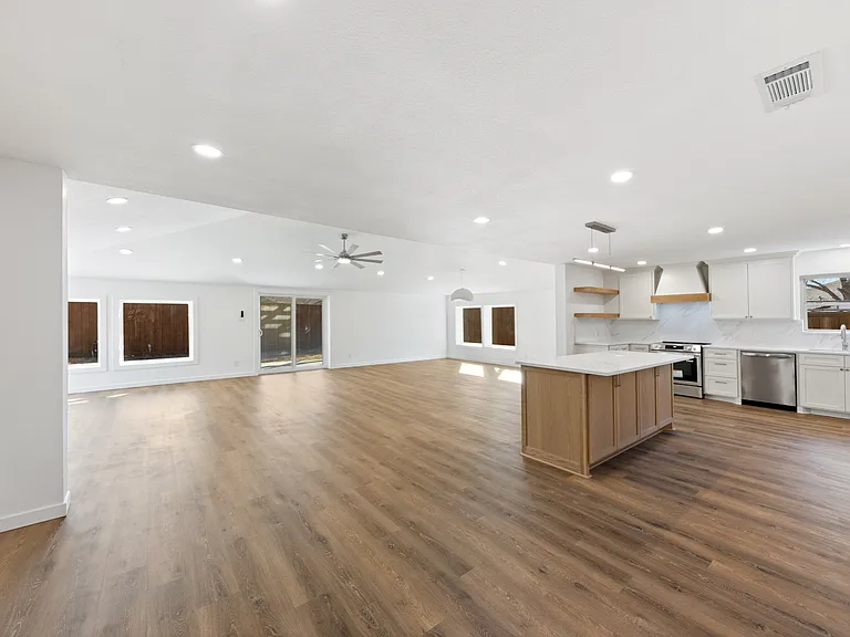 3616 Woodleigh Dr — Photo 4
