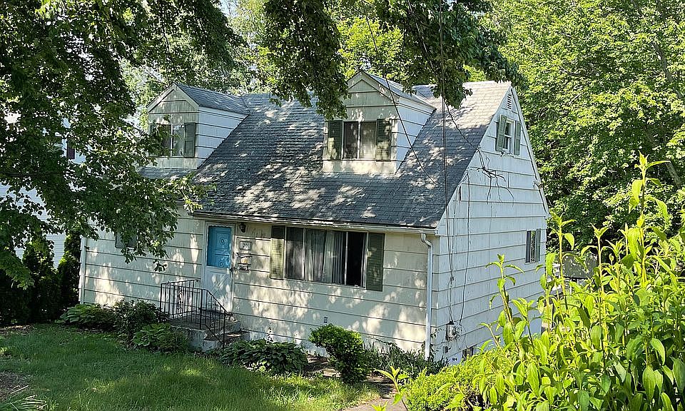 2nd image of 20 Lovatt St