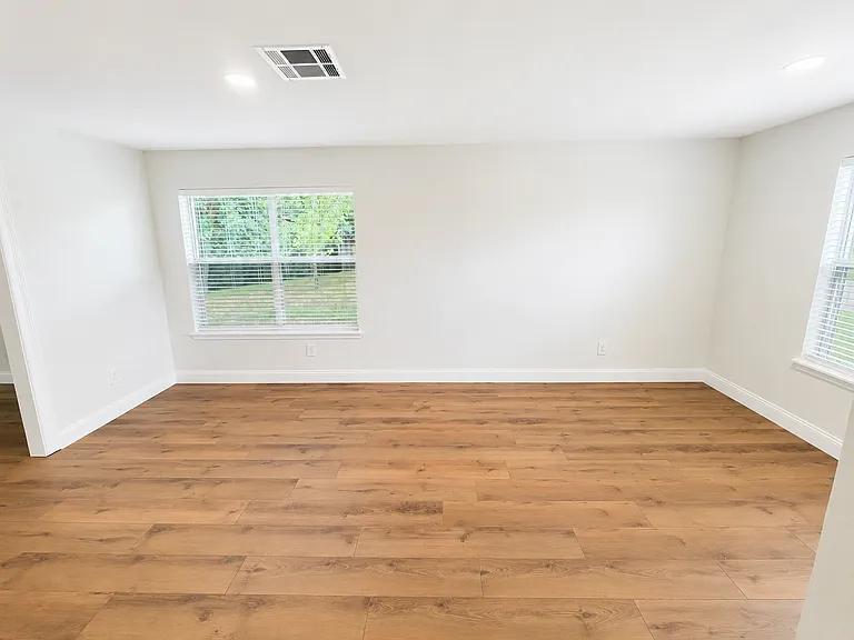 1705 Creekside Ave — Photo 3