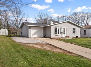 1449 Robinwood Dr, Aurora, IL 60506